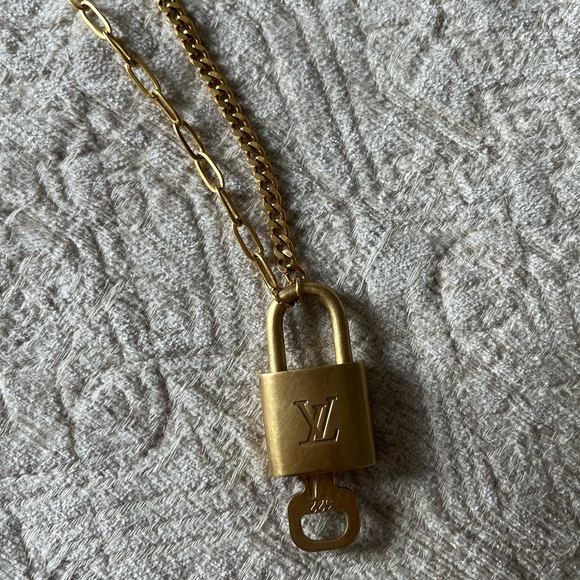 Authentic Louis Vuitton Lock & Key w/18k gold plated mixed chain - Picture 6 of 9